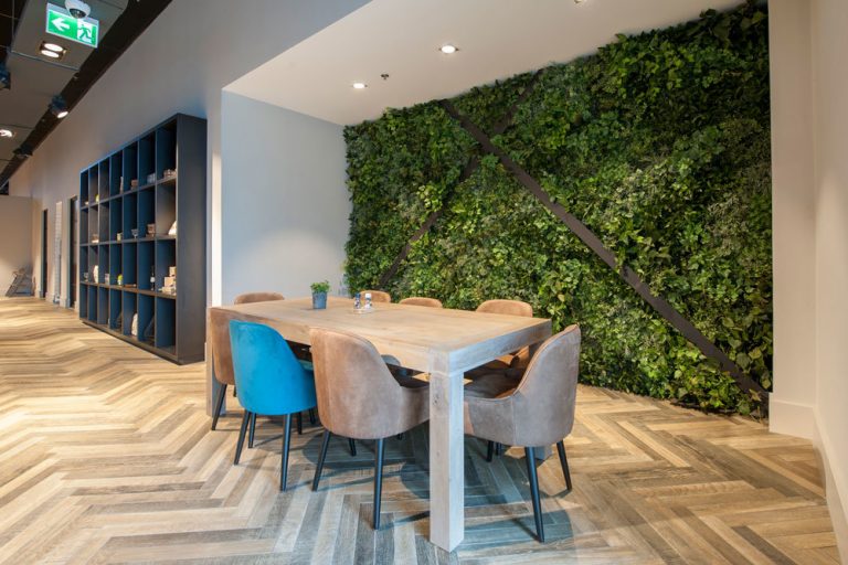 Home Voorbeeld greenwall van kunstplanten met diverse realistische hangplanten