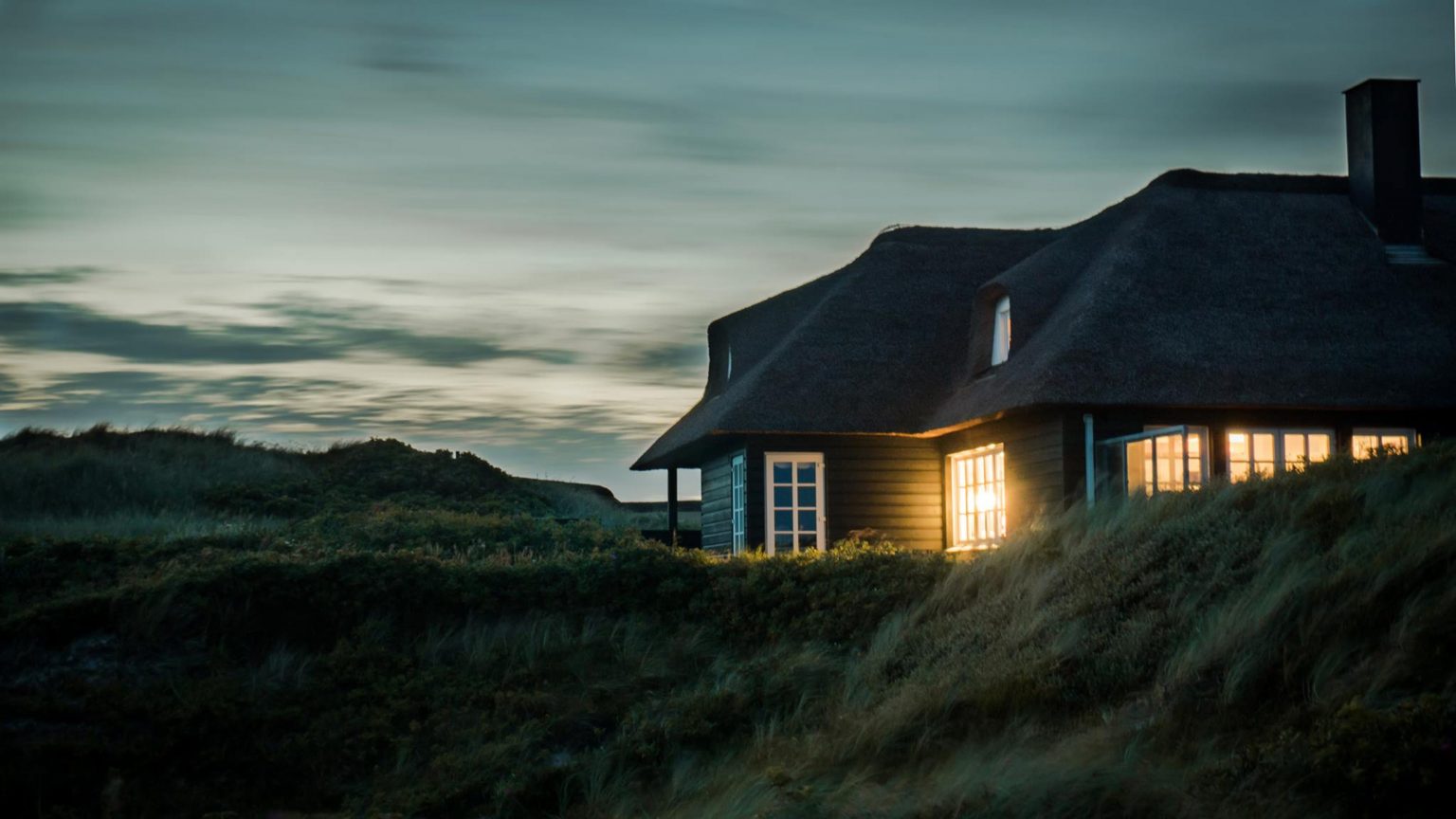 Bungalow aan zee boeken: uitzicht op strand met zee en een gezellige strandpaviljoens omgeving