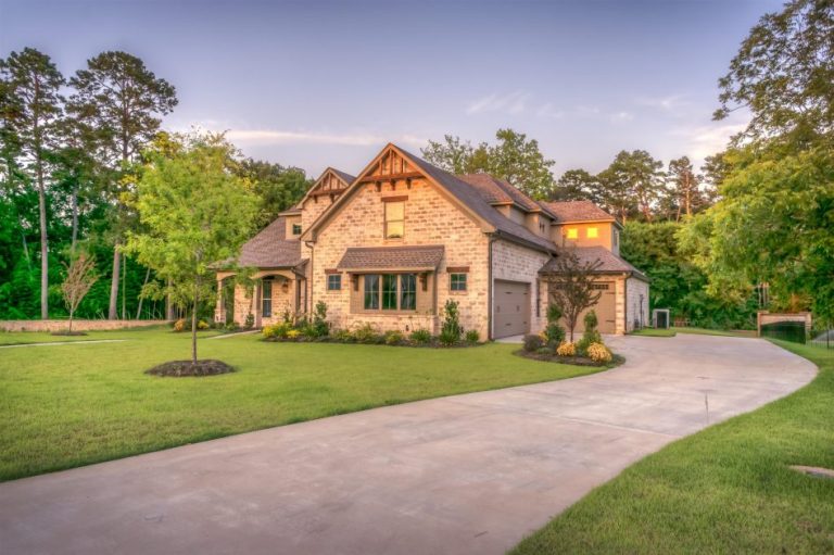 Prachtige groene tuin omtovert in een paradijs met bloemen en een tuinhuisje met EPDM dakbedekking