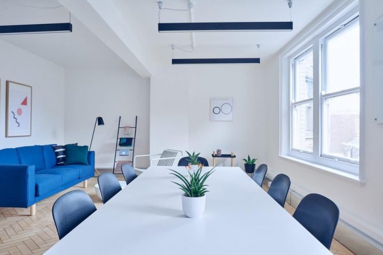 Lelijk tafelblad wegwerken met een mooi tafelkleed of decoratieve plakfolie voor een gezellige eettafel