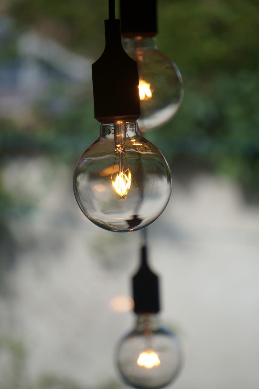 Overzicht van binnenverlichting trends 2023 met geometrische hanglampen, duurzame materialen en slimme verlichtingssystemen