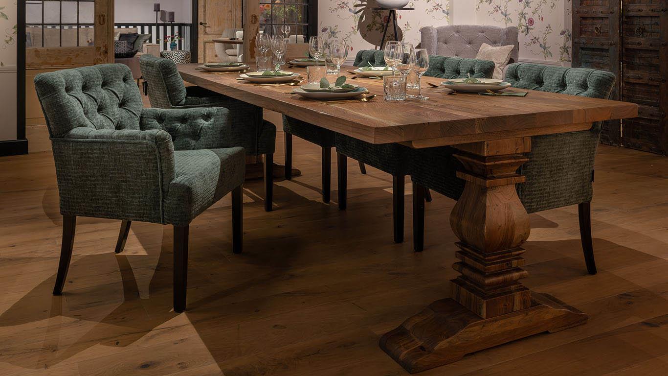 Bruuts Melrose eettafel met Kloosterpoot en Kate eetkamerfauteuil in Dark Forest, ontwerp voor comfortabel zitten en stijlvol