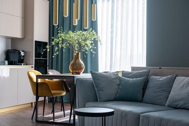 Steinhauer hanglamp in modern interieur boven eettafel voor sfeervolle verlichting