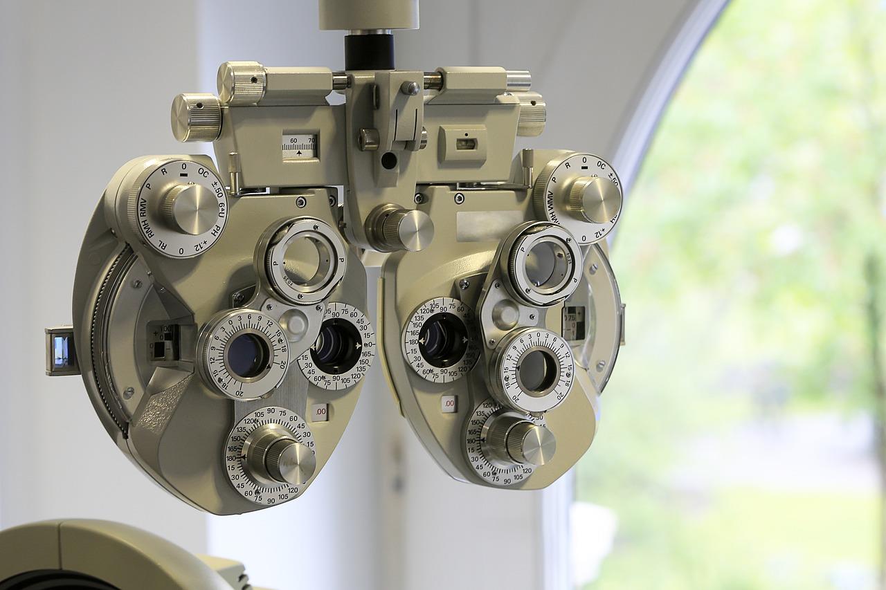 Opticien voert oogmeting uit en toont klantvriendelijkheid door aandacht en zorg te tonen aan patiënt